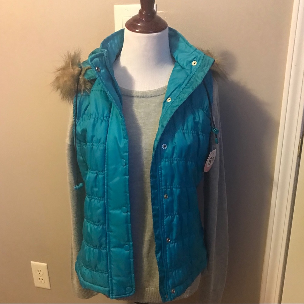 SO teal vest with fur